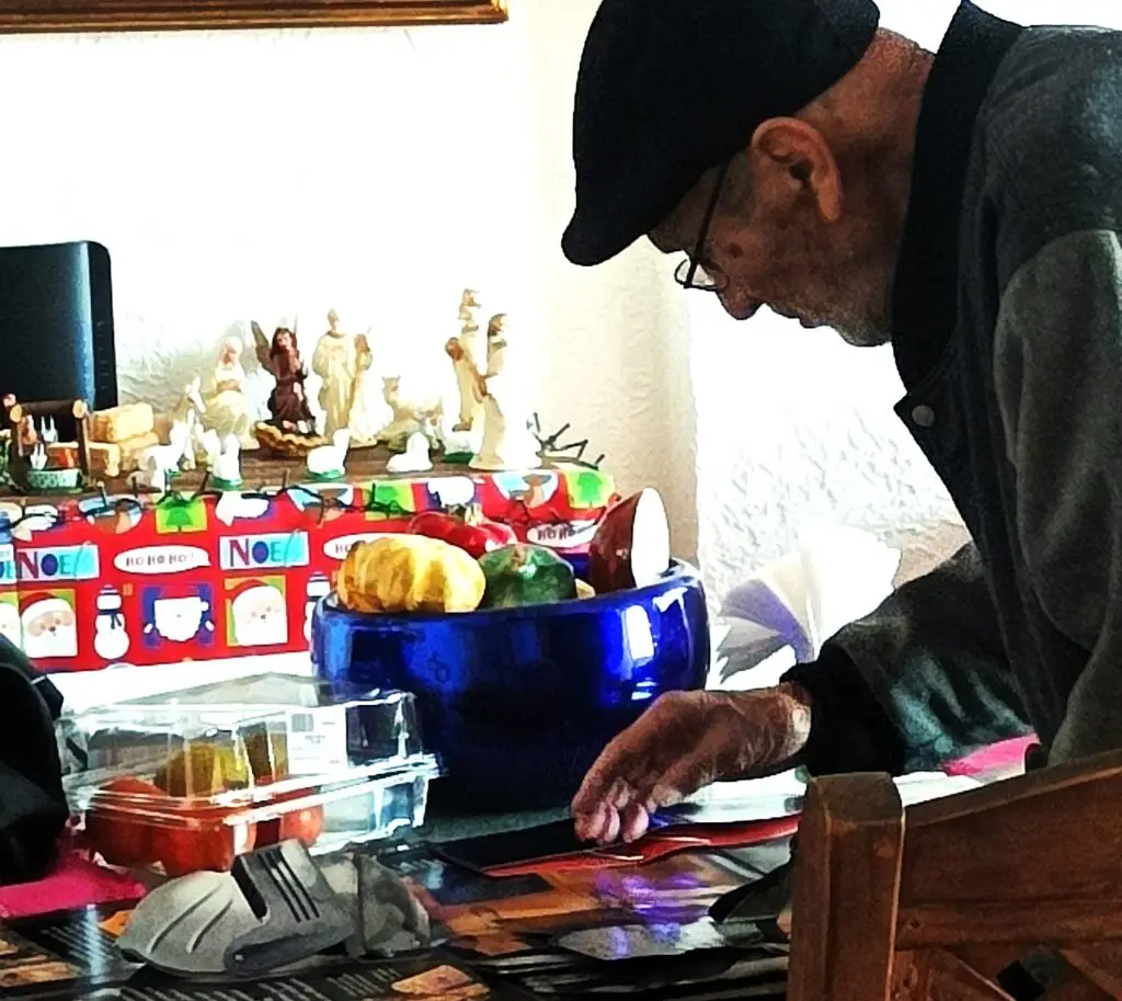 Fernando leyendo un libro sobre caballería en artículo sobre discapacidad e inclusión